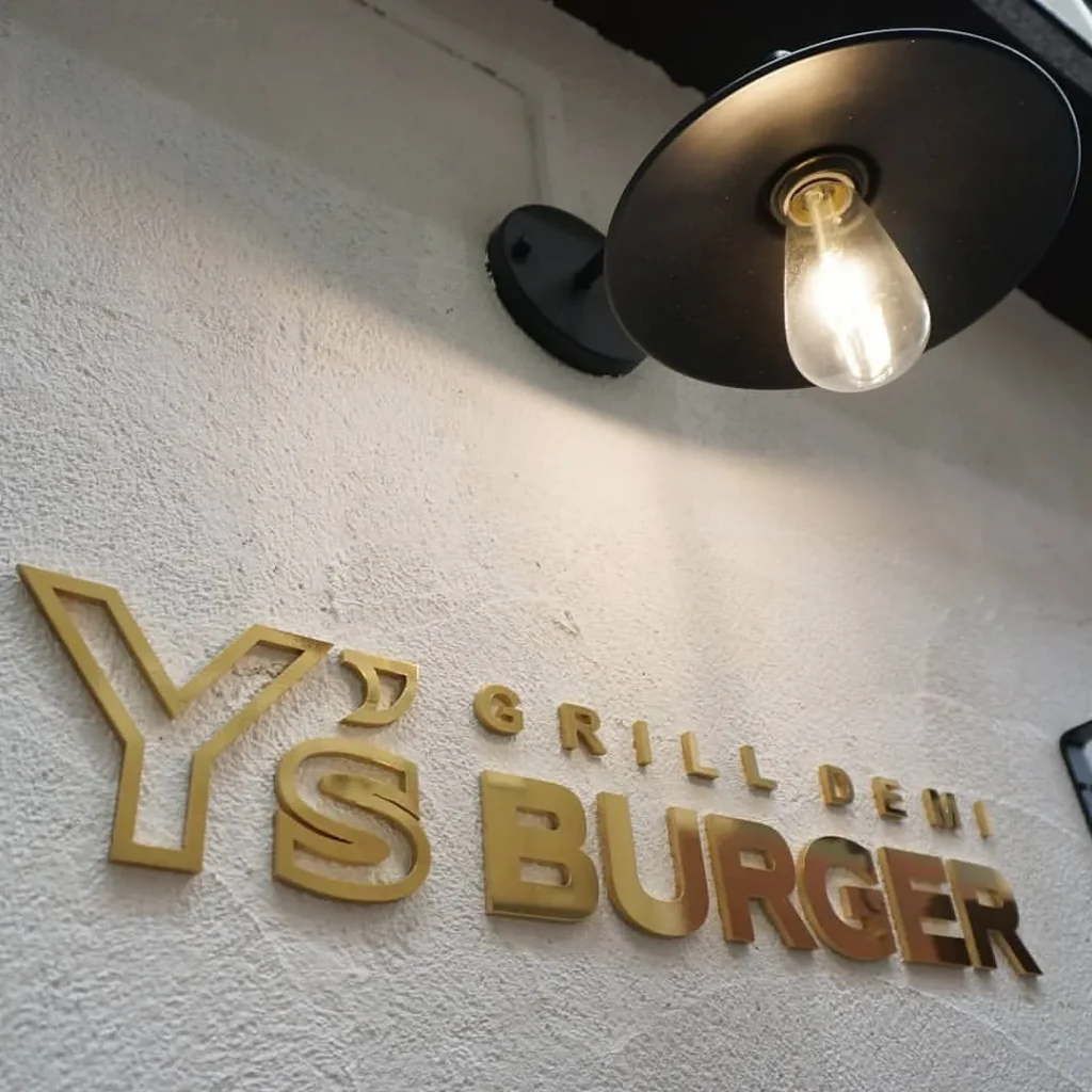 Y's BURGERのおしゃれなサイン