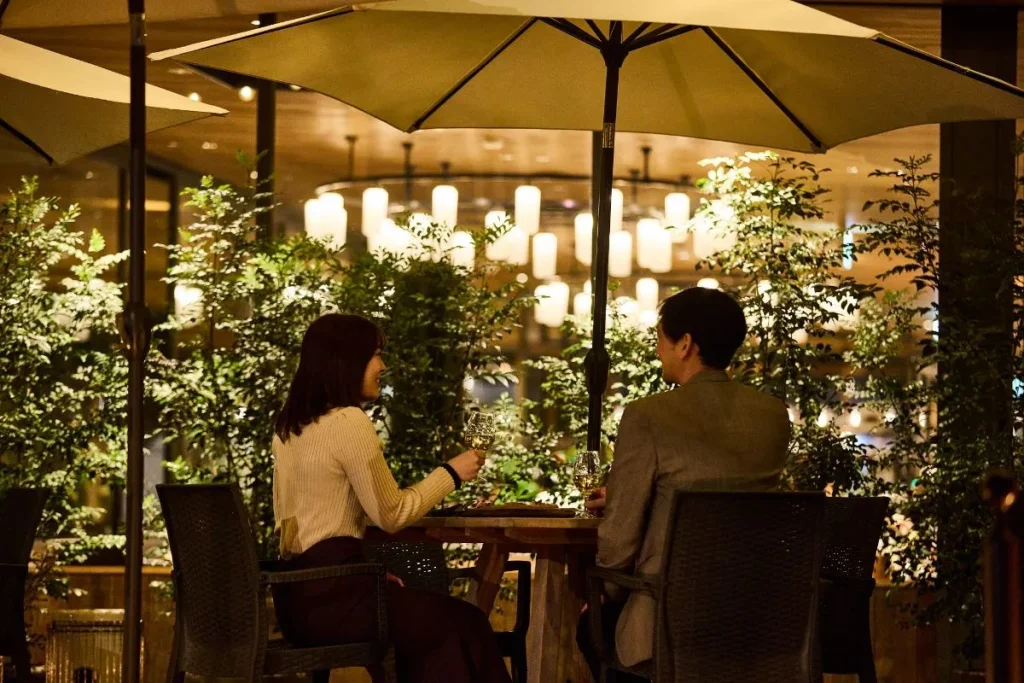 テラス席で語らう男女