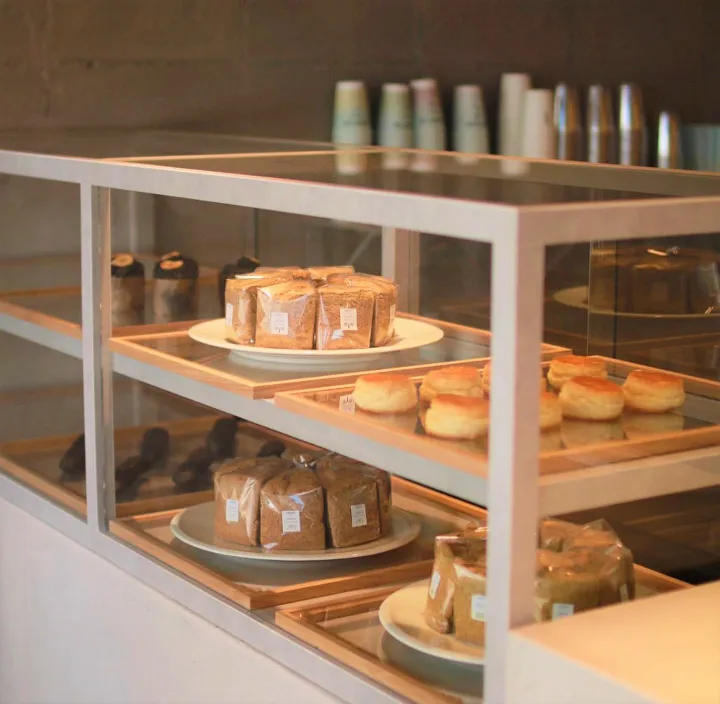 シフォンケーキにスコーンなどもあるコバチチャイ