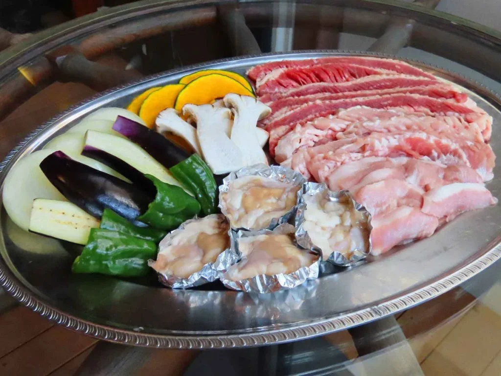 お肉と野菜が盛られた皿