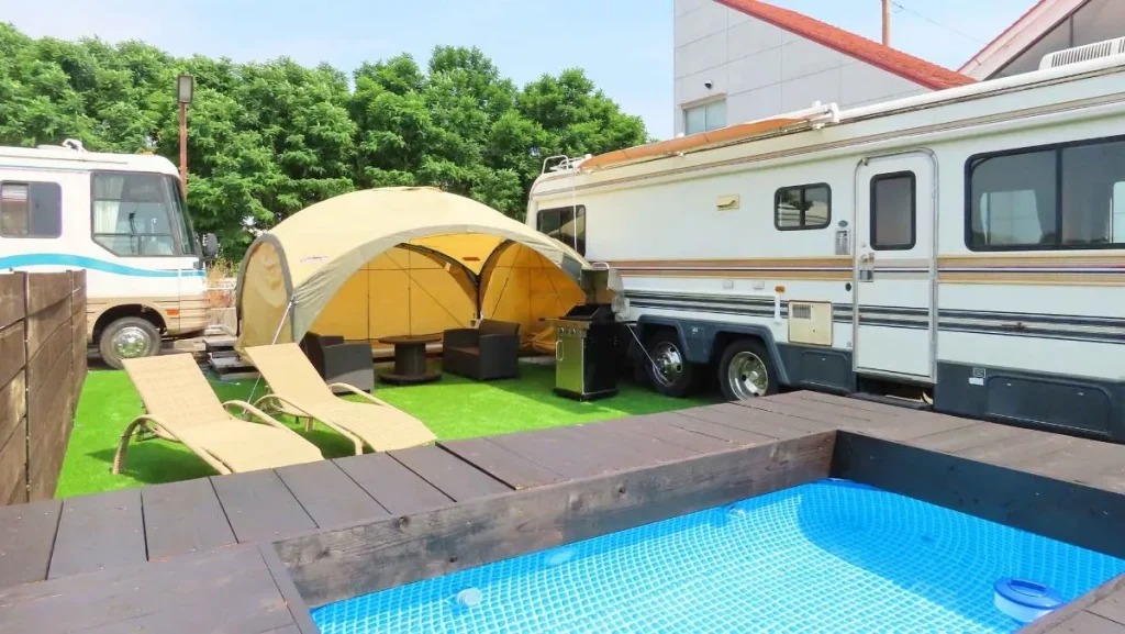 キャンピングカーにテントやプールが付いた「グランピングバーベキュー」
