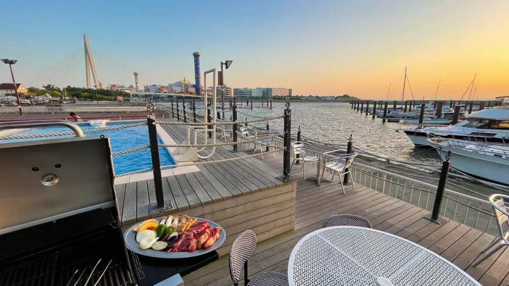 夕焼けがきれいなプールサイドのテラス