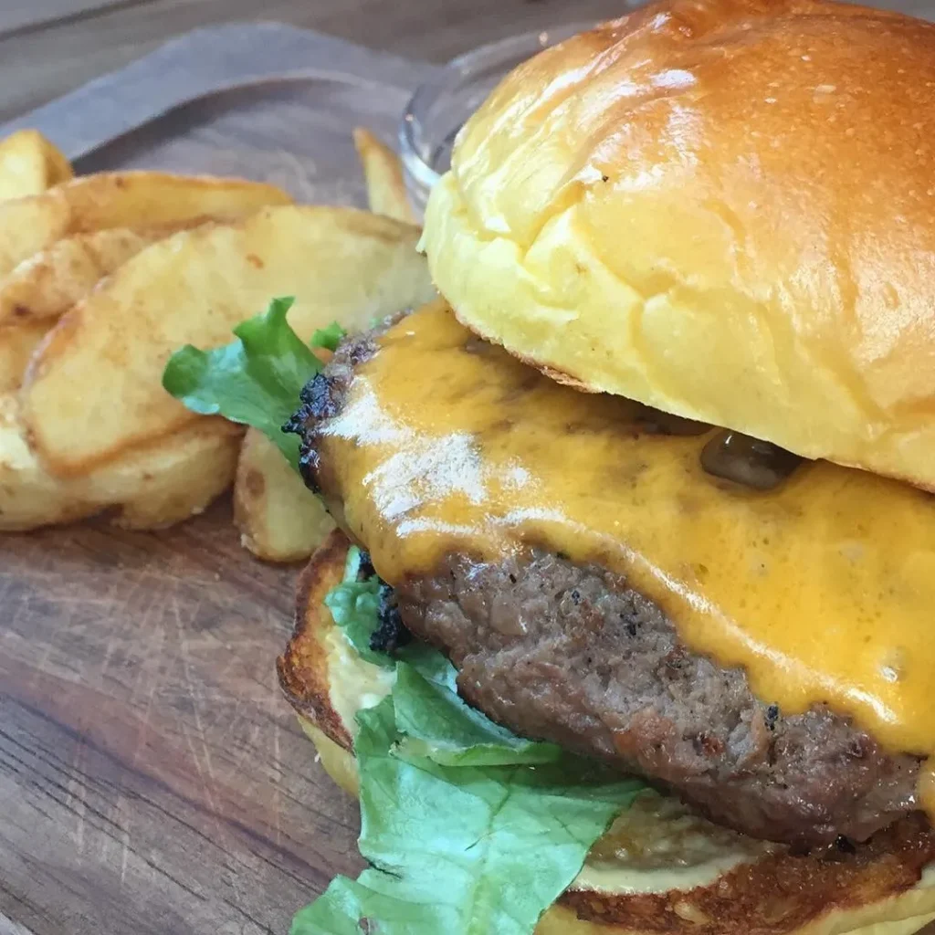 食堂プラグのハンバーガー