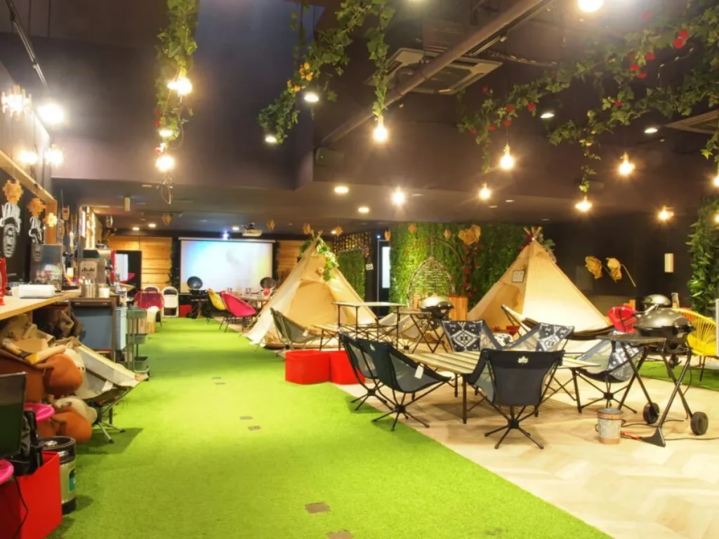 テントが並ぶアウトドア空間