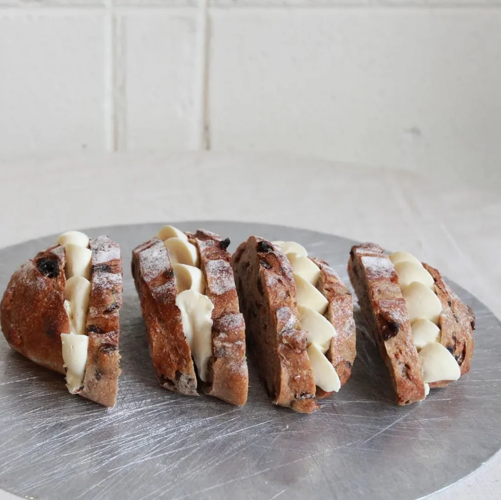 タルティーヌとコーヒー はんなのチーズタルティーヌ