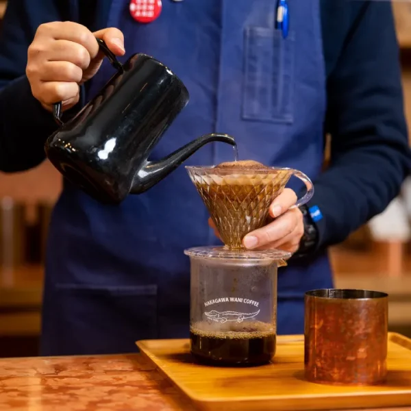 一杯ずつドリップされるKaikado Caféのコーヒー