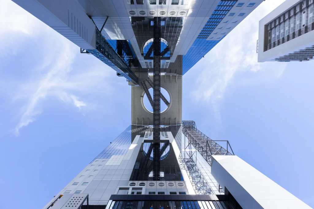 梅田スカイビル真下から