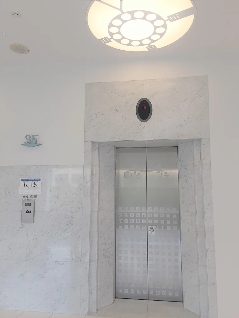 梅田スカイビル空中庭園展望台へのエレベーター