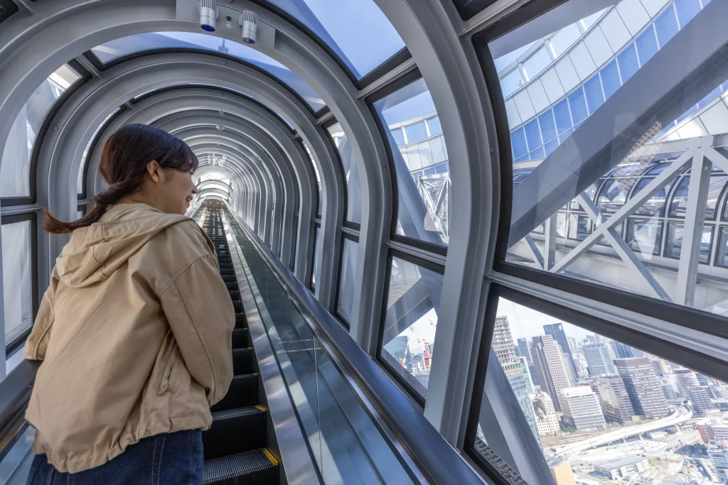 梅田スカイビル空中庭園展望台への空中エスカレーター