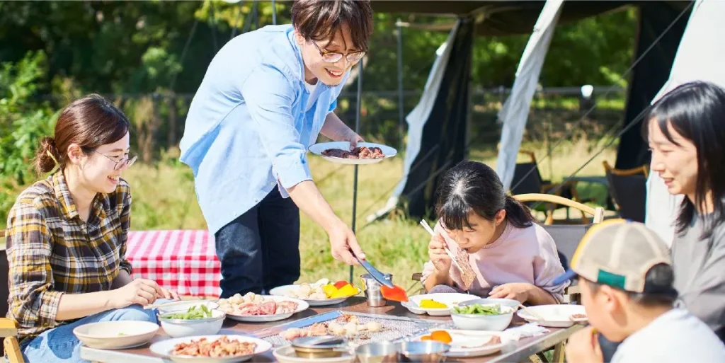 家族でバーベキューを楽しむ様子
