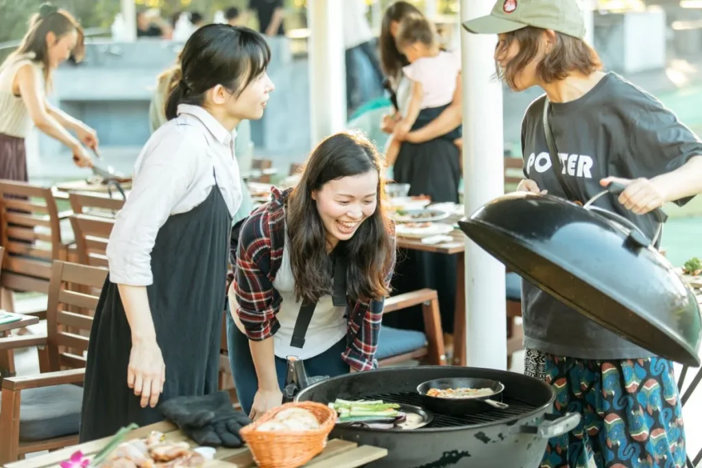 バーベキューを楽しむ女性