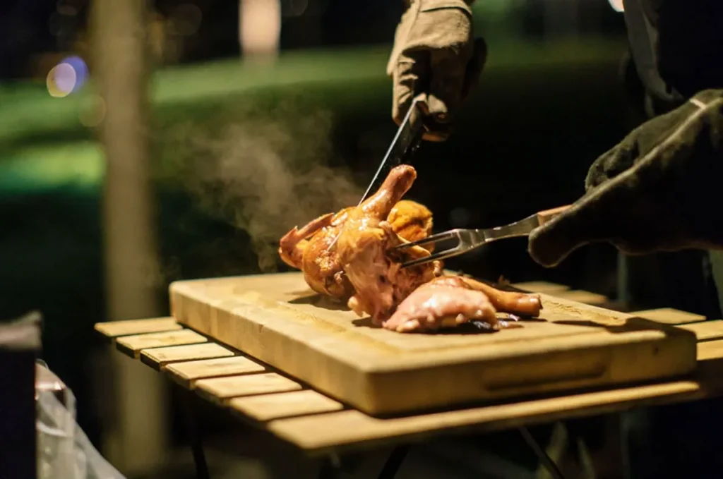 熱々のお肉をカットする様子