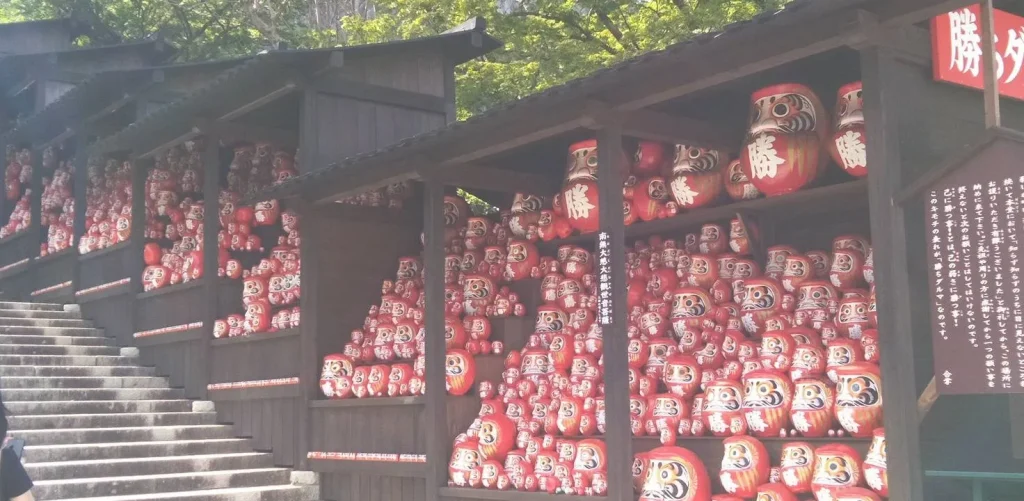 勝尾寺 勝ちダルマ奉納棚