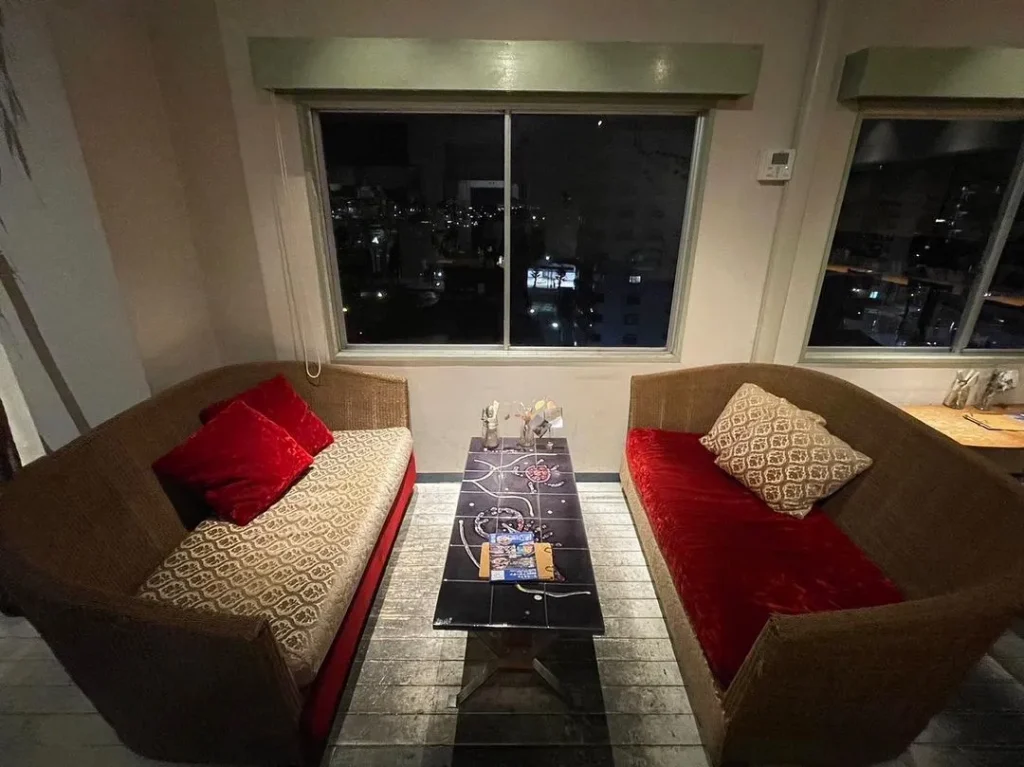 マールカフェの夜の内観