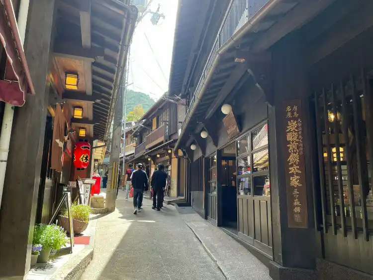 三津森本舗外観