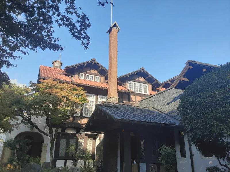 アサヒグループ大山崎山荘美術館へ。レトロ建築や美しい庭、モネの『睡蓮』など見どころ多数