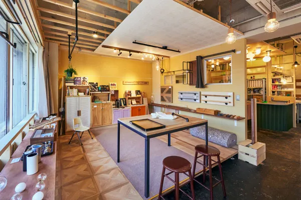 ツールボックス大阪店内にある一般的な天井高のスペース