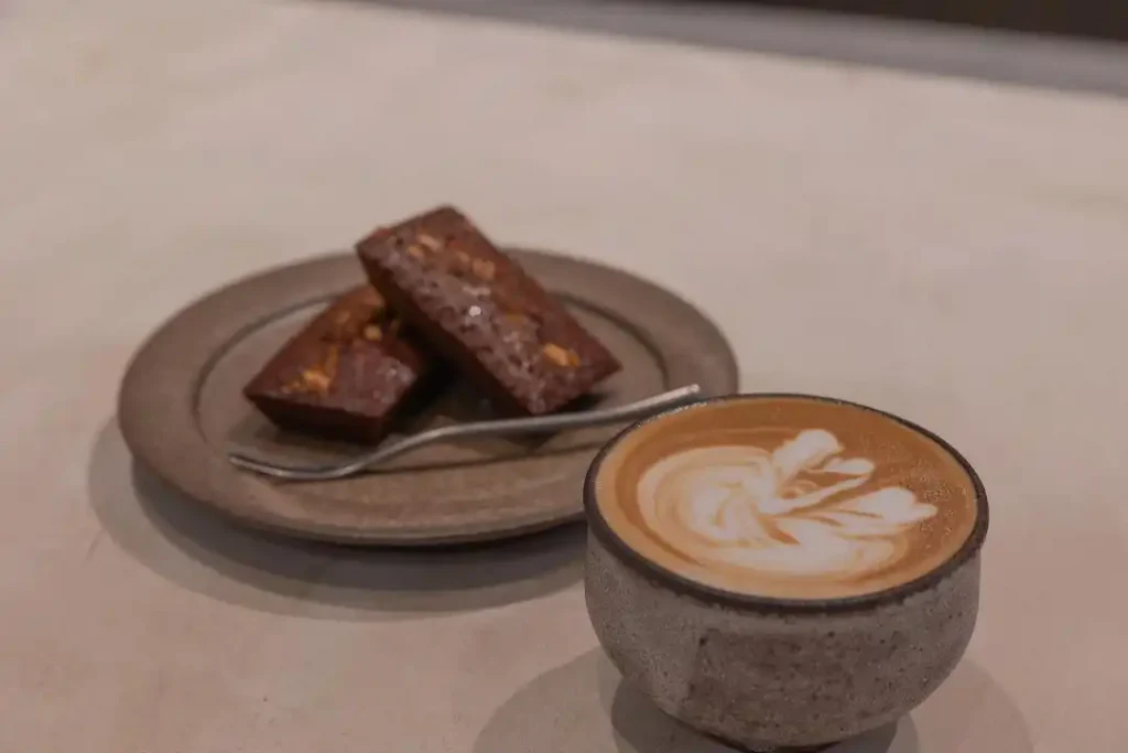 ツキノミチのスイーツとカフェラテ