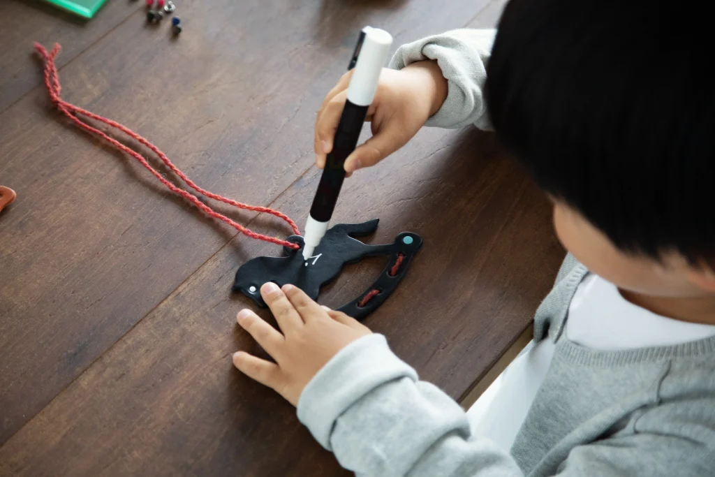 土屋鞄クリスマスワークショップの木馬の絵付け風景