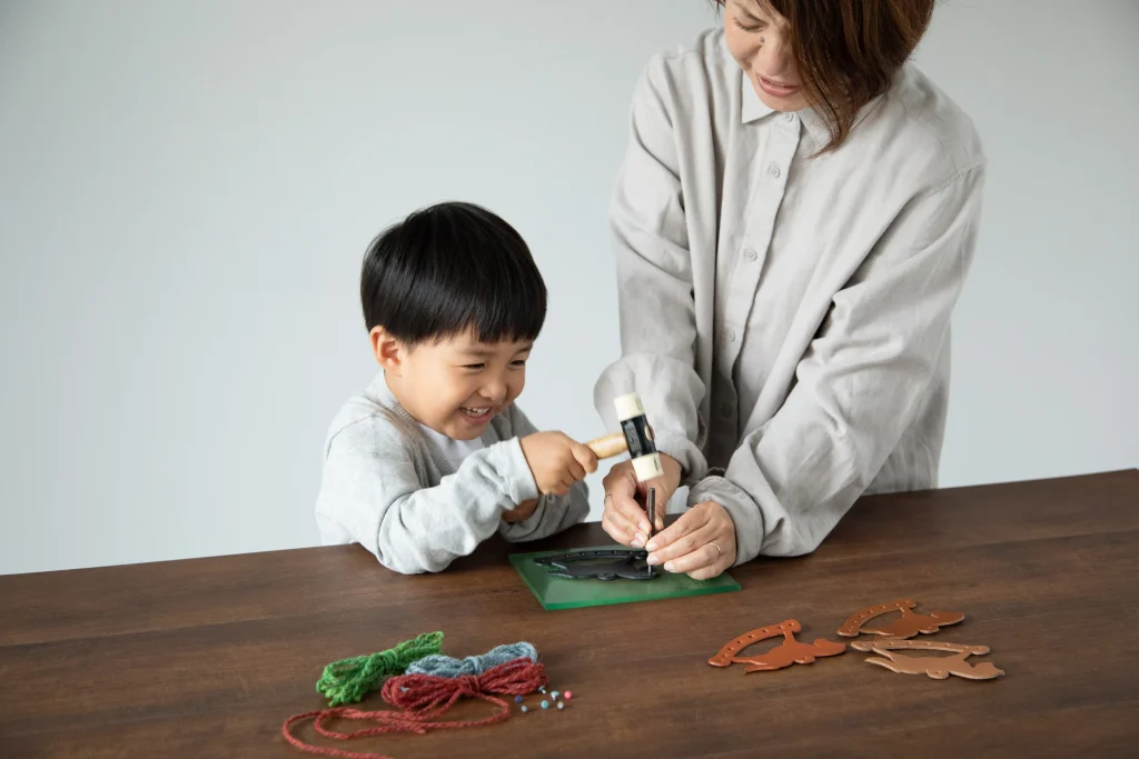 土屋鞄クリスマスワークショップでの革の穴あけ作業