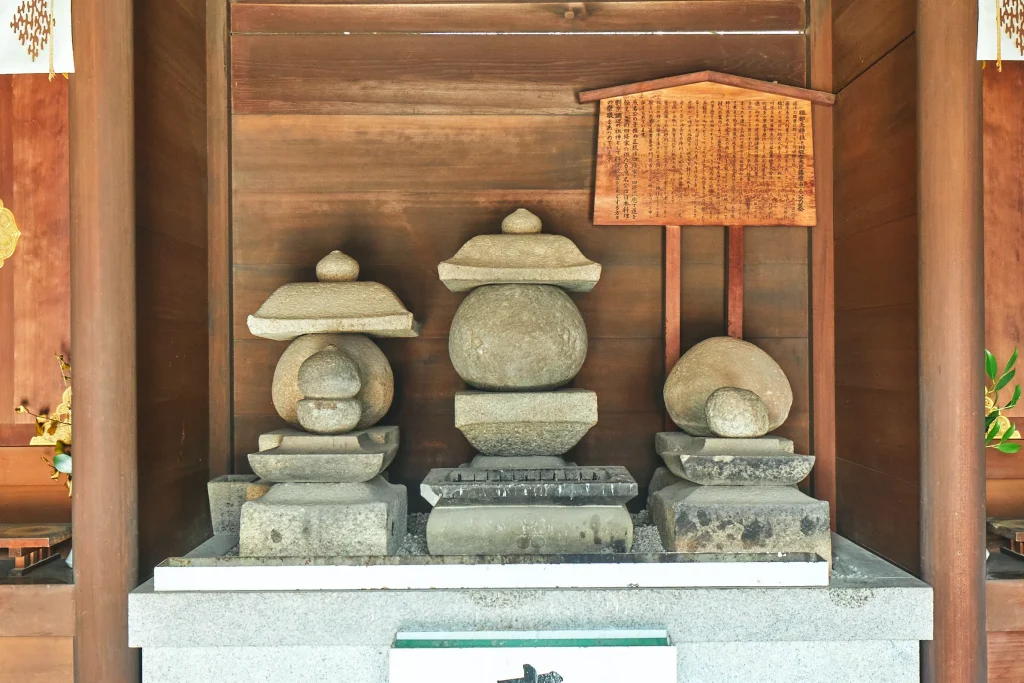 服部天神宮　藤原魚名公墓