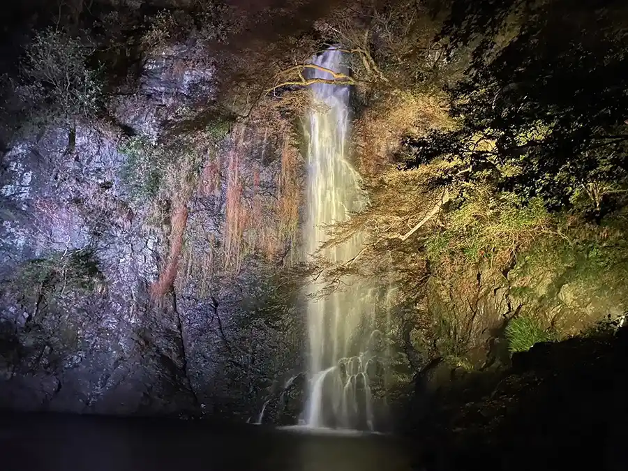 箕面の滝、紅葉ライトアップの様子をレポート！開催期間・見どころ・注意点