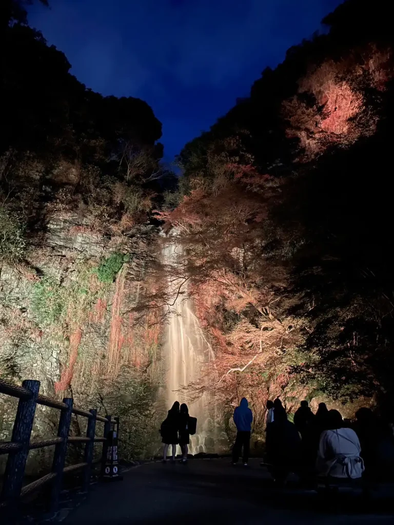ライトアップされた箕面の滝