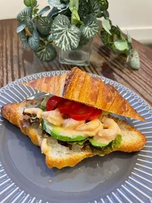 クロワッサンとサンドイッチ ニューバード　シュリンプアボカドサンド