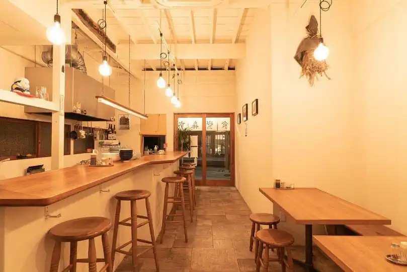 食堂森本の内観