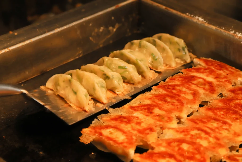 餃子歩兵祇園本店の餃子焼き風景