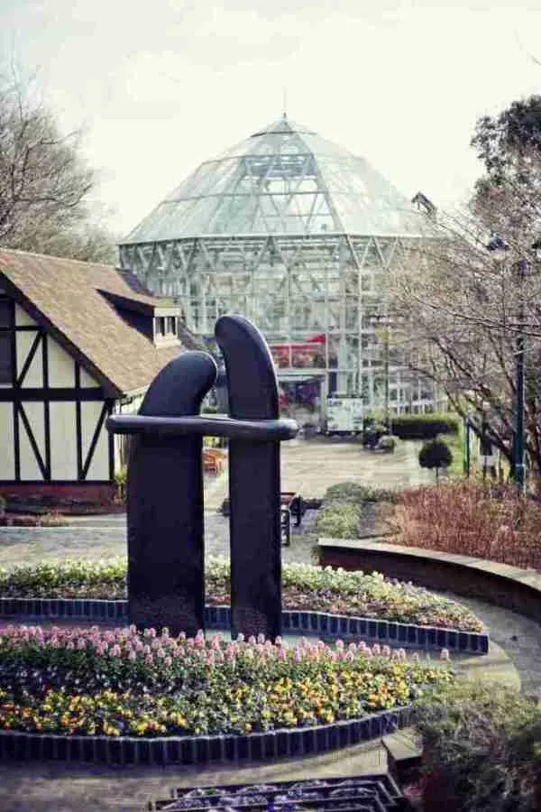 布引ハーブ園の出合いの門