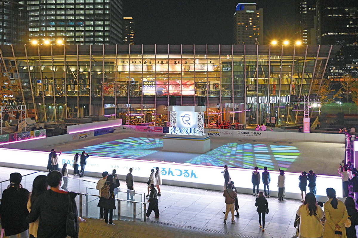 梅田のど真ん中でアイススケートを満喫。グランフロント大阪 うめきた広場にスケートリンクが今年も登場