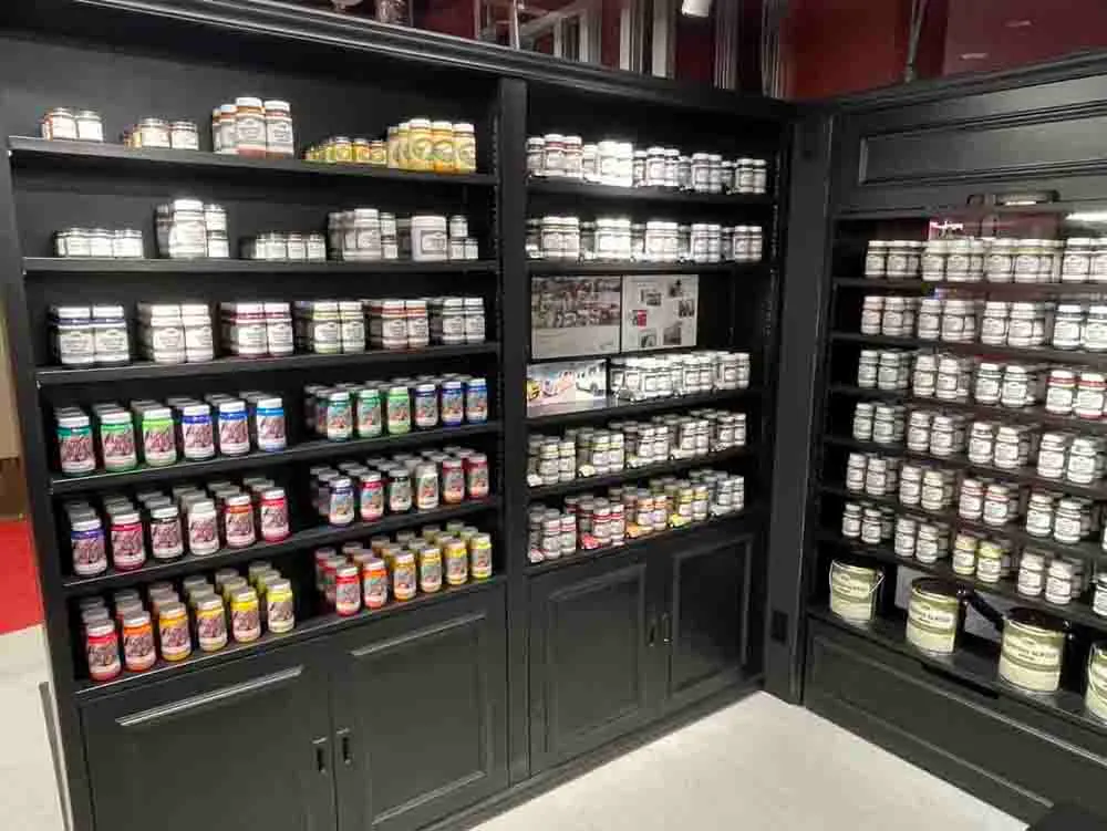 タカラ塗料 京都高島屋S.C.[T8]店に並ぶ多くの塗料