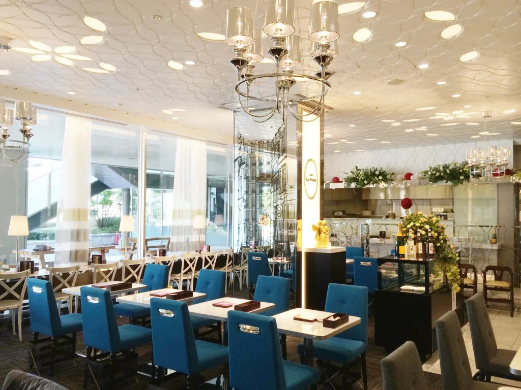 カフェㇻポーズのゴージャスなインテリア