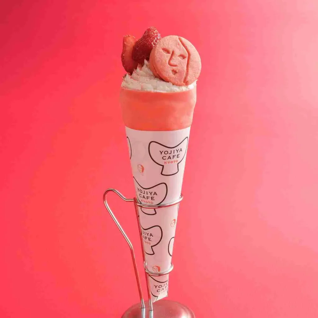 よーじやカフェのいちごクレープ