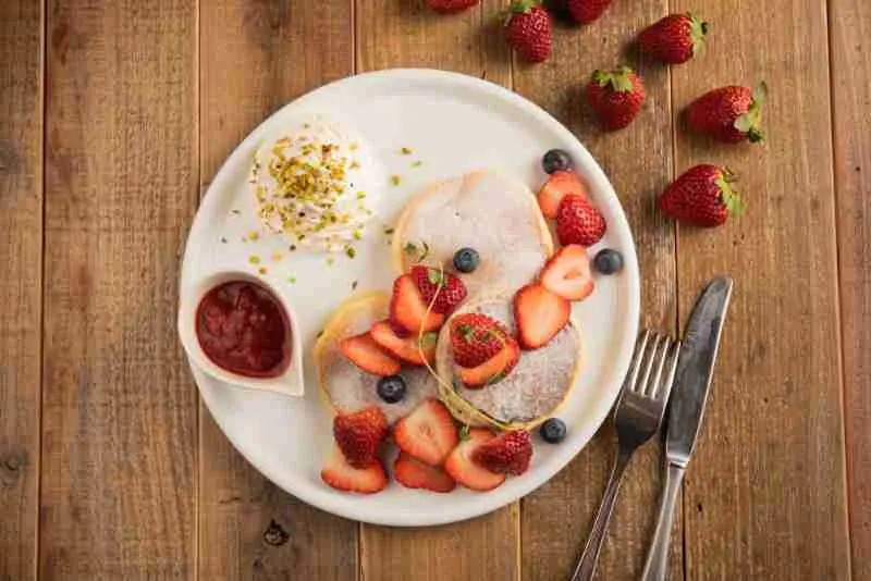 マザームーンカフェ　自家製苺ソースとピスタチオのパンケーキ