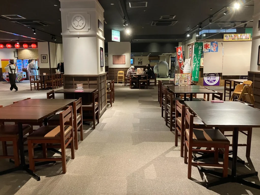 箕面温泉スパーガーデンフードコートテーブル席