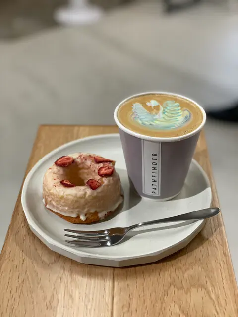 パスファインダータイムスノブのレインボーラテにはケーキを