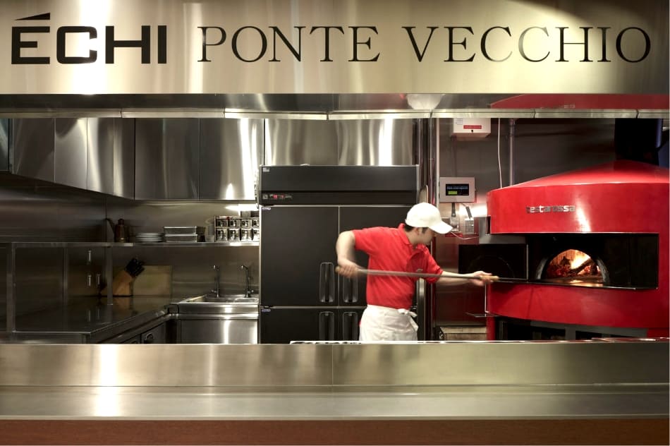 エキ ポンテベッキオ ア オオサカの真っ赤な薪窯