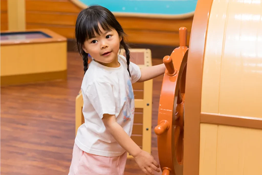 【要クレジット＆提供元記載】神戸アンパンマンミュージアム＆モール　おでむかえひろば　舵