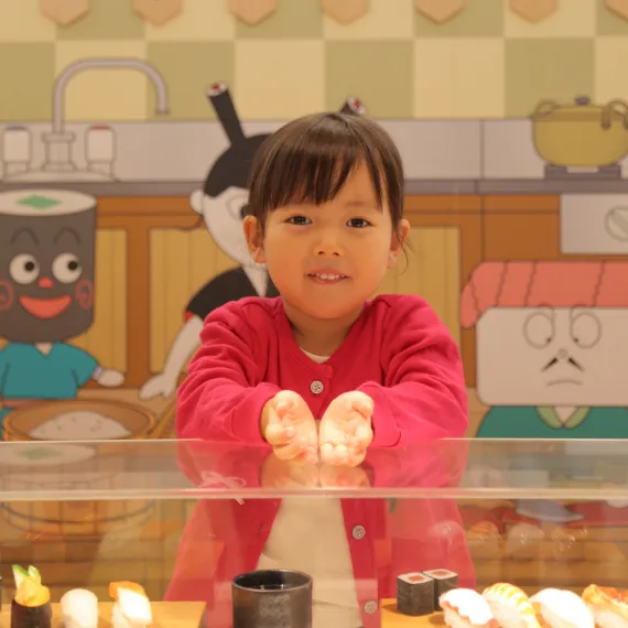 【要クレジット＆提供元記載】神戸アンパンマンミュージアム＆モール　みんなのまちおすしやさん