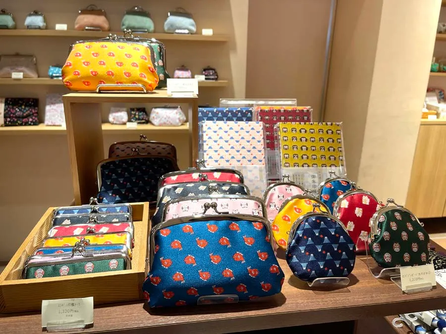 カランコロン嵐山店　落ち着いたデザインのがま口