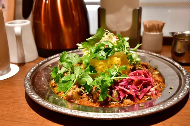 旧ヤム鐡道のカレーパクチーのせ