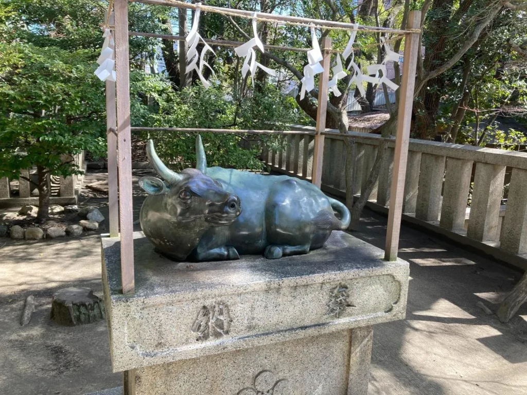 湊川神社　撫で牛
