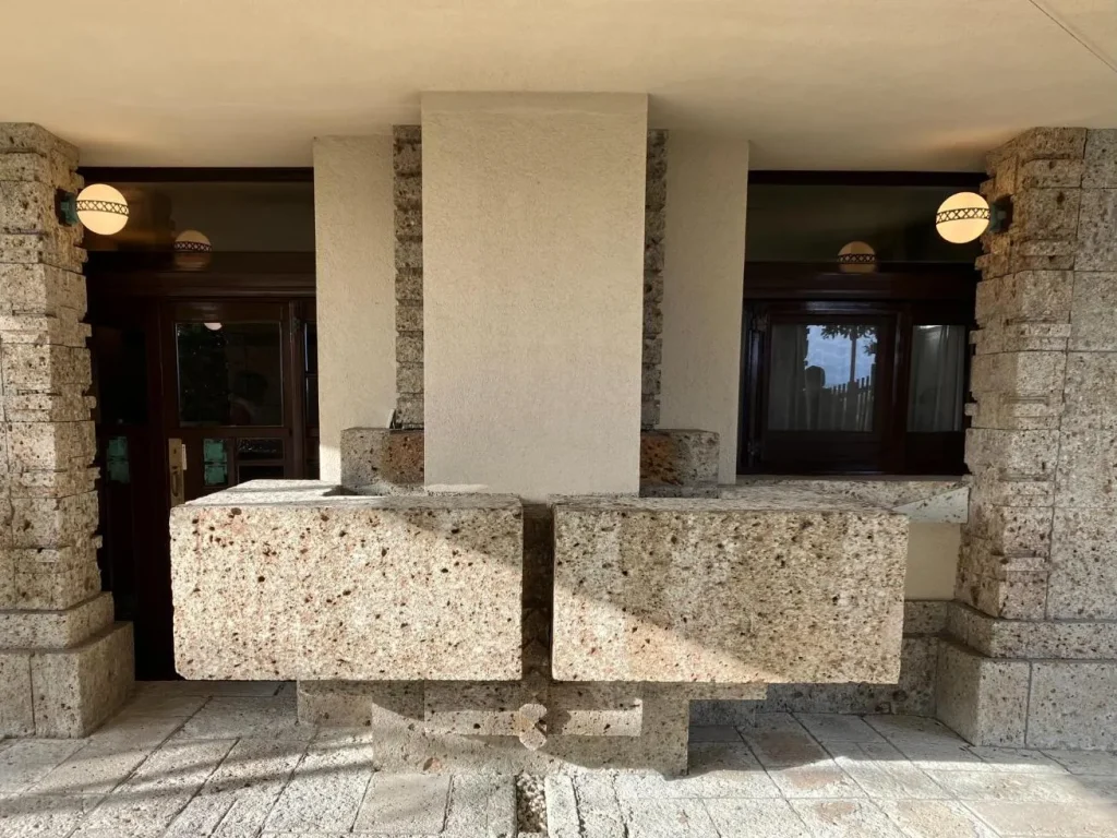 ヨドコウ迎賓館 玄関正面