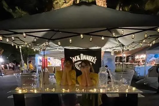 「京都餃子大作戦 withお肉」のBARカウンター