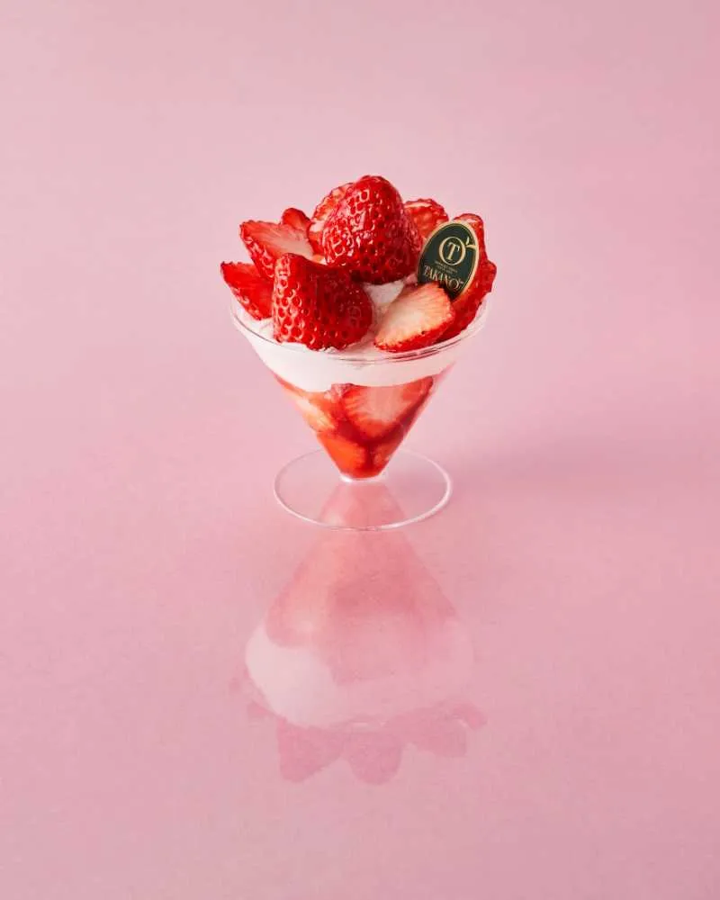 「新宿高野」ピンキーストロベリーパフェ