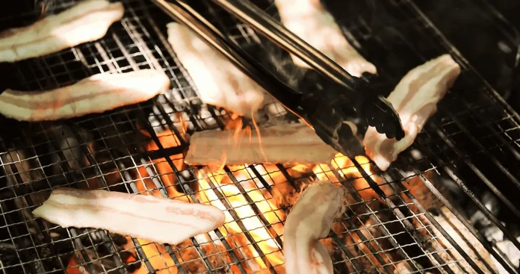 Kitchen Snugのバーベキューコンロで食材を焼く