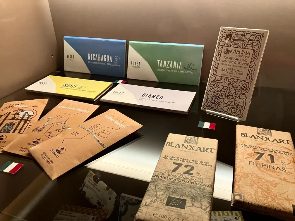 フェリシモチョコレートミュージアム　収蔵庫（棚内部③）