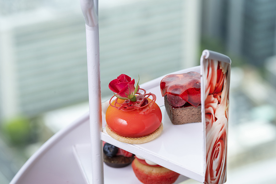 コンラッド大阪のローズ&ラズベリーアフタヌーンティーのスイーツ